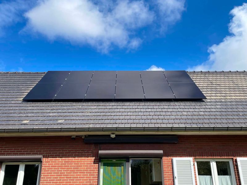 Installation photovoltaïque full black sur une toiture